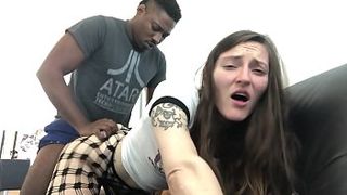 Девка сняла на камеру свой секс с негром спортсменом, разрешив ему спустить ей в пизду