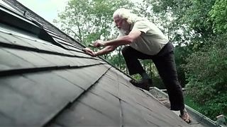 Молоденькая соседка прикольнулась со старика, за что была выебана в писю на лужайке у дома