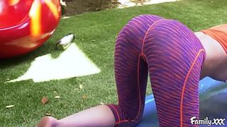 Стройняшка-дочь соблазнила своего папашу для ебли во время занятия йогой