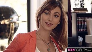 Уволенный сотрудник трахнул несговорчивую начальницу у нее дома