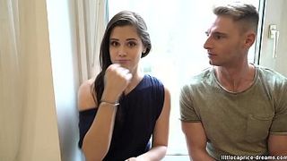 Подружки синхронно скачут на членах своих парней на одном диванчике