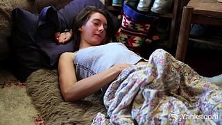 Брюнетка с самого утра мастурбирует волосатую пилотку секс-игрушкой