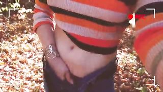 Грудастая потаскуха в очках мастурбирует пилотку игрушкой на природе