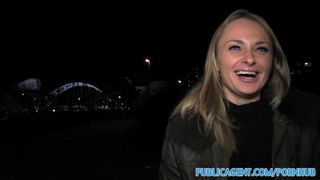 Вагинальный секс русской шлюхи за деньги в подъезде