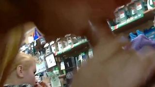 Две девицы расплачиваются в магазине за покупку минетом