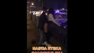 Брюнетка трахается с парнем на улице на мосту раком