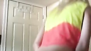 Жена с красивой попкой прыгает на член мужа