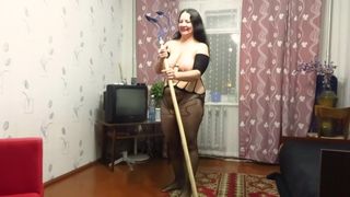 Баба с отвисшими титьками на полу вставляет себе в мокрую манду длинную палку