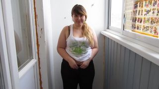 Толстая девка с волосатой киской мочится на балконе в тазик