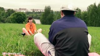 Красивая девушка ходит голая по улице и светит голой писькой перед прохожими