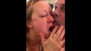 Мужик в туалете сцыт жене друга в рот и заставляет её слизывать мочу с унитаза