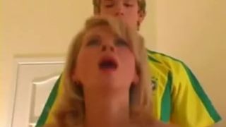 Русская мамаша трахается со своим приёмным сыном на кровати