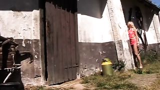 Деревенский парень на ферме вылизал городской девке киску и дал ей пососать