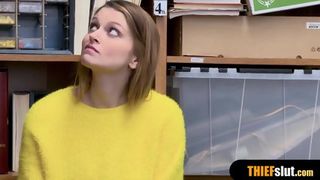 Симпатичная воровка терпит наказание в кабинете охранника